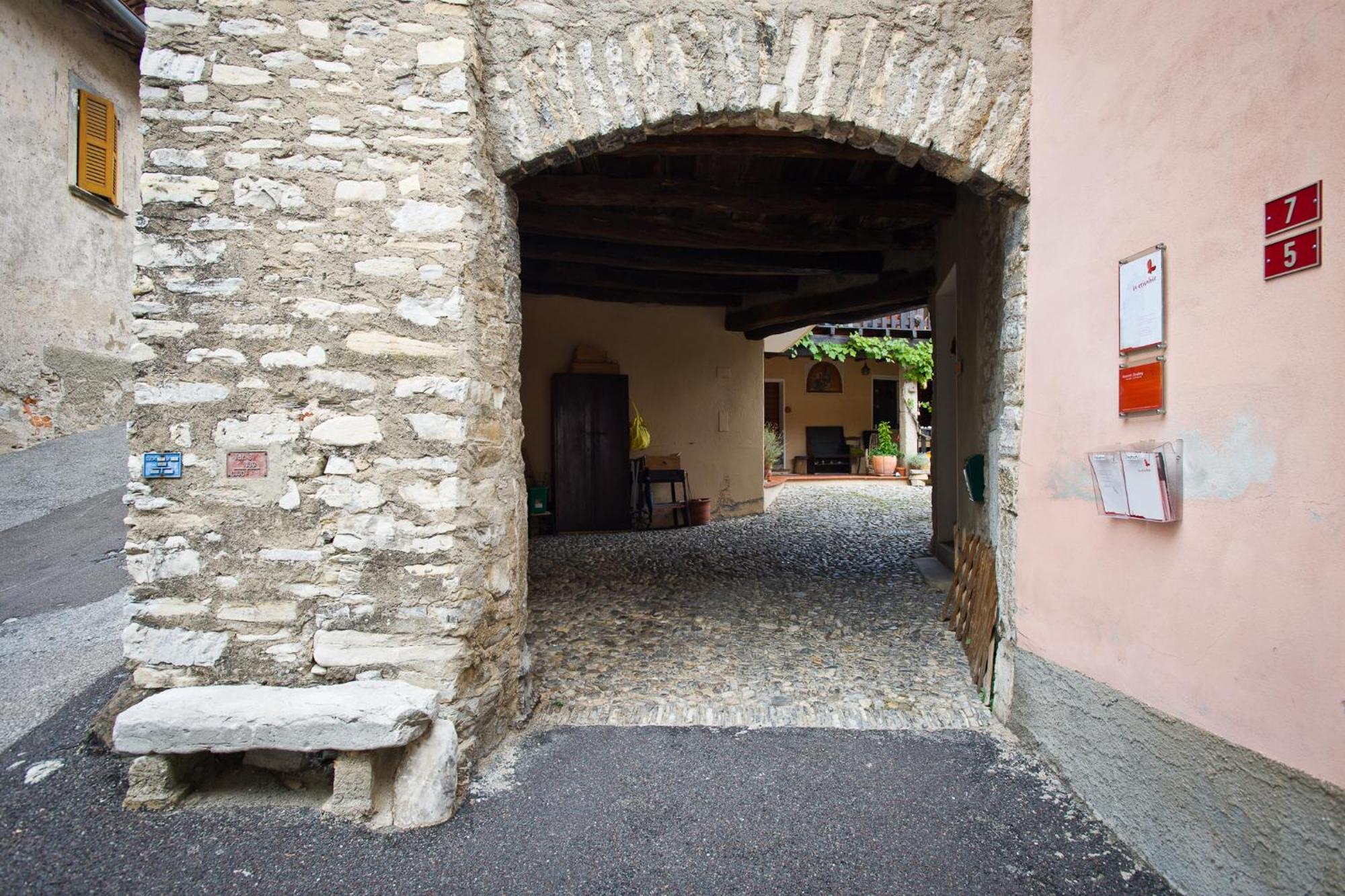 Charming B&B And Osteria La Crisalide Meride Екстериор снимка